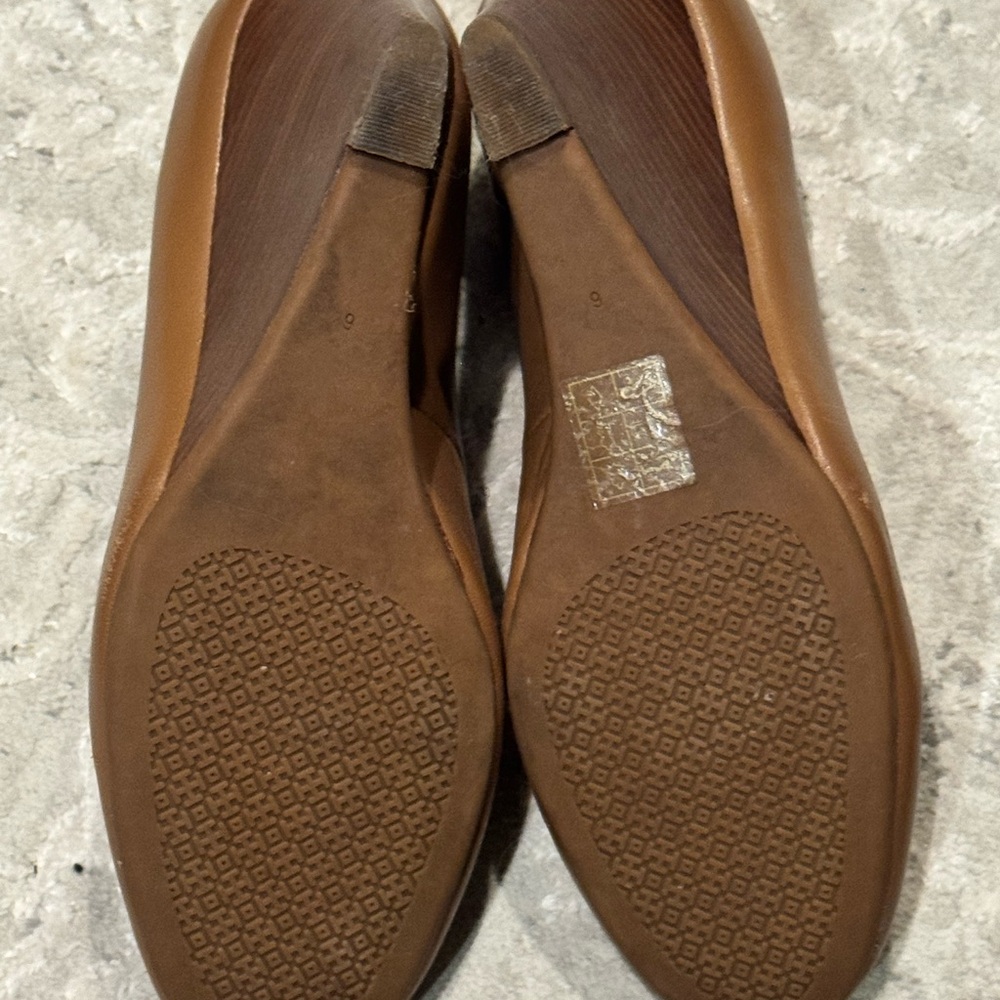 Tory Burch Tan Leather Wedges with Gold Logo Size 6 - Picture 5 of 6